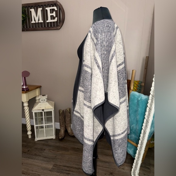 Ike Behar • Lagenlook Reversible Blanket Boho Shawl Poncho - Picture 4 of 6